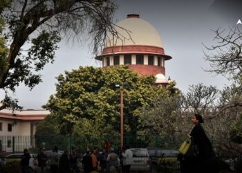 वीर सावरकर अपमान मामले में कांग्रेस नेता राहुल गांधी के खिलाफ लखनऊ कोर्ट से जारी समन पर सुप्रीम कोर्ट ने रोक लगा दी है.